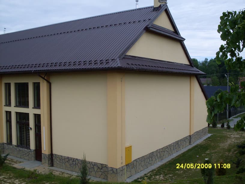 Szkolna sala gimnastyczna, widok zewnętrzny