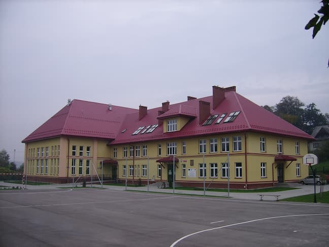 Zbliżenie na budynek gimnazjum z salą gimnastyczną, projekt SARTR PROJEKT Trzciana
